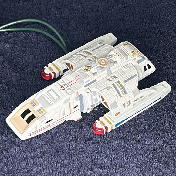 Star Trek ‘Deep Space Nine’ Two vintage lighted Hallmark ornaments. Voice/lights - Picture 7 of 10